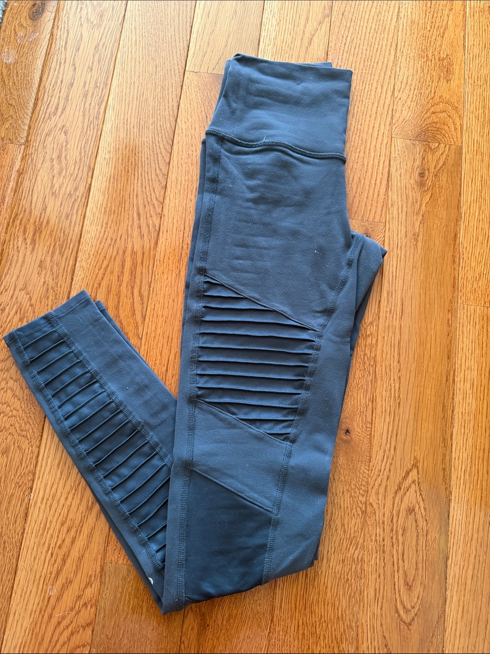ALO Yoga anthracite airbrush moto leggings